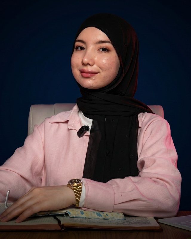 Zariya Zakirova ish stolida